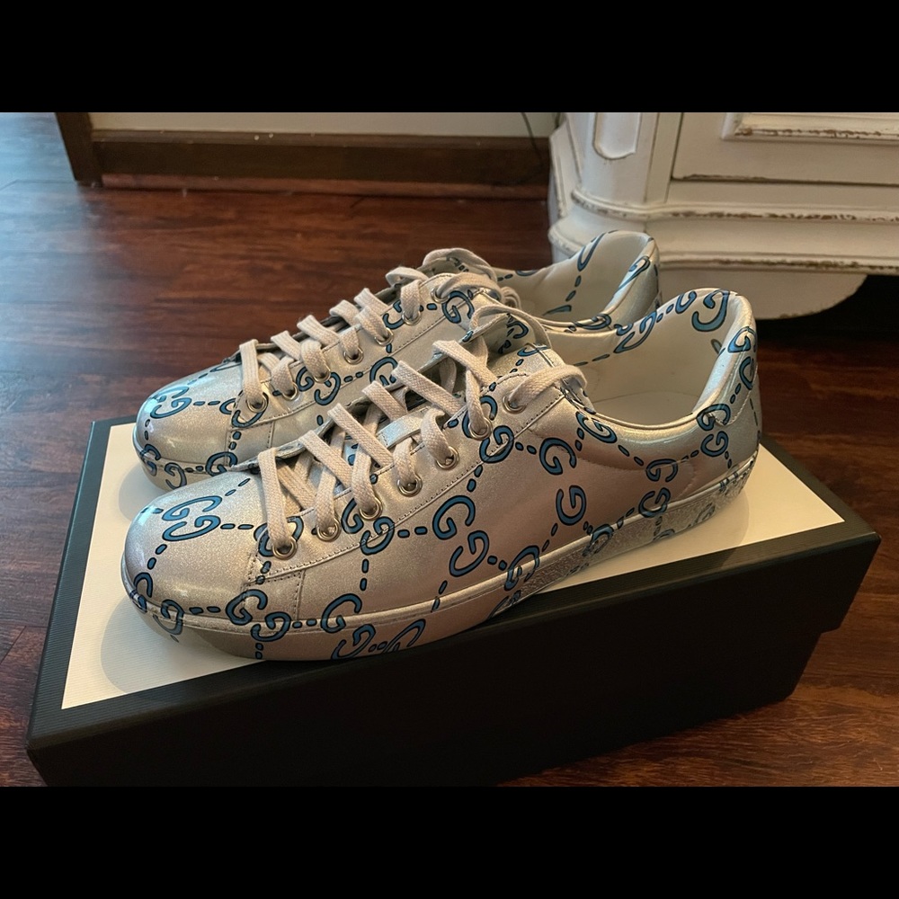 Gucci Ace / GG Silver worn twice Gucci size 8.5 - US CONVERSION TO MEN SIZE 10